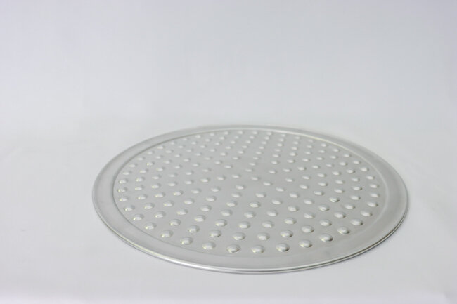 WC 18" Wide Rim Pizza Tray WC 18" Wide Rim Pizza Tray