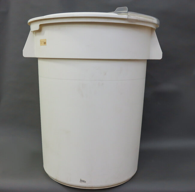 WC 32 Gln White Container NSF