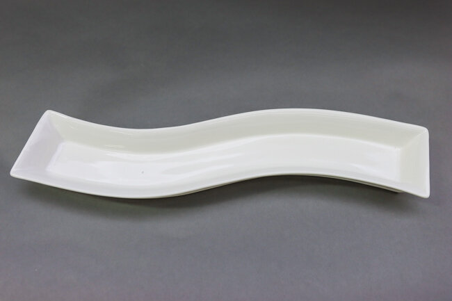 TableCraft 16x3 Wavy Plate Porcelain
