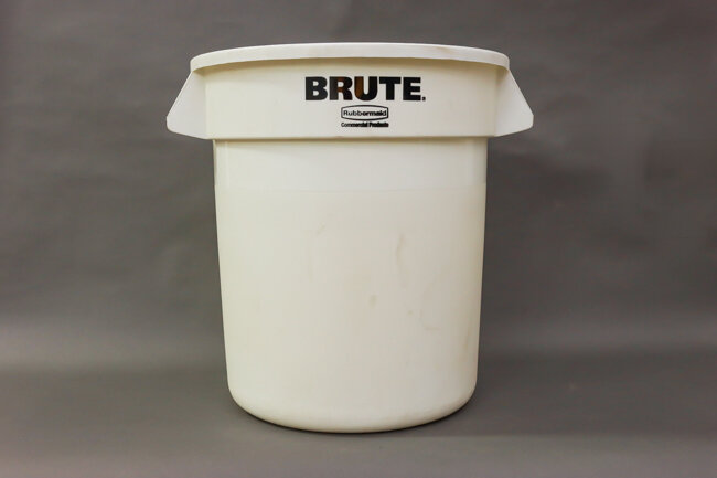 Rubbermaid 10 gal Brute Container White Rubbermaid 10 gal Brute Container White
