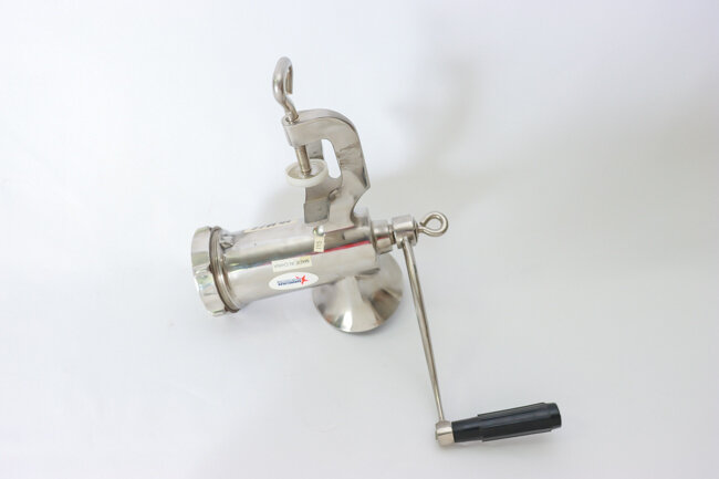 Omcan Grinder Manual 4-1/4"x 3" Hopper Opening Omcan Grinder Manual 4-1/4"x 3" Hopper Opening
