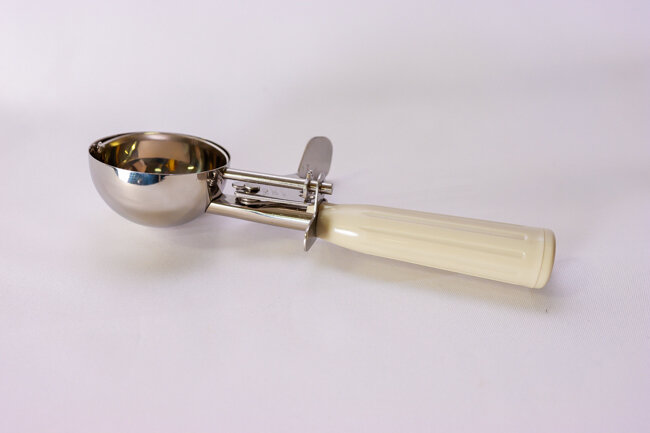 TG 3 1/4 oz Ice Cream Disher Ivory TG 3 1/4 oz Ice Cream Disher Ivory