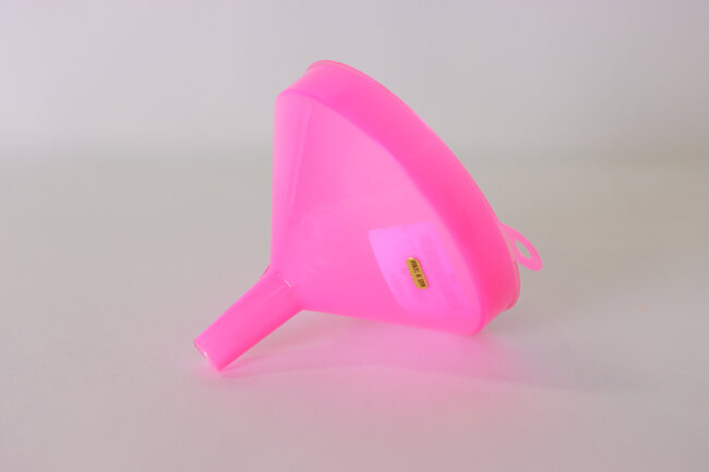 TG 16 oz Plastic 5 1/4" Funnel