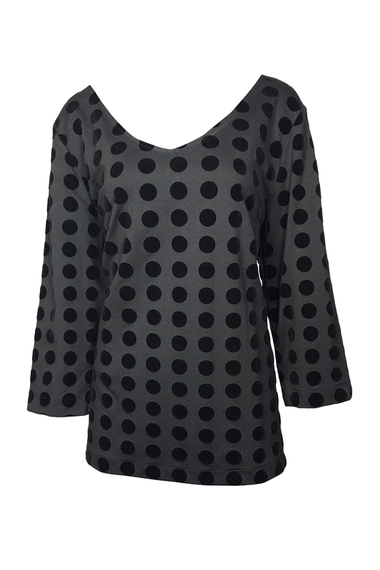 Blusa negra con puntos negro con textura