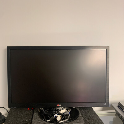 LG 27EN43.  27” LED Monitor. HDMI, DVI, VGA