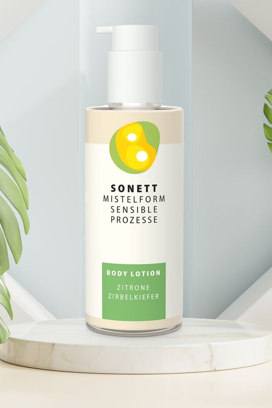 Body Lotion | Zitrone Zirbelkiefer „Body Lotion Zitrone Zirbelkiefer – Sonett Flasche auf heller Marmorfläche