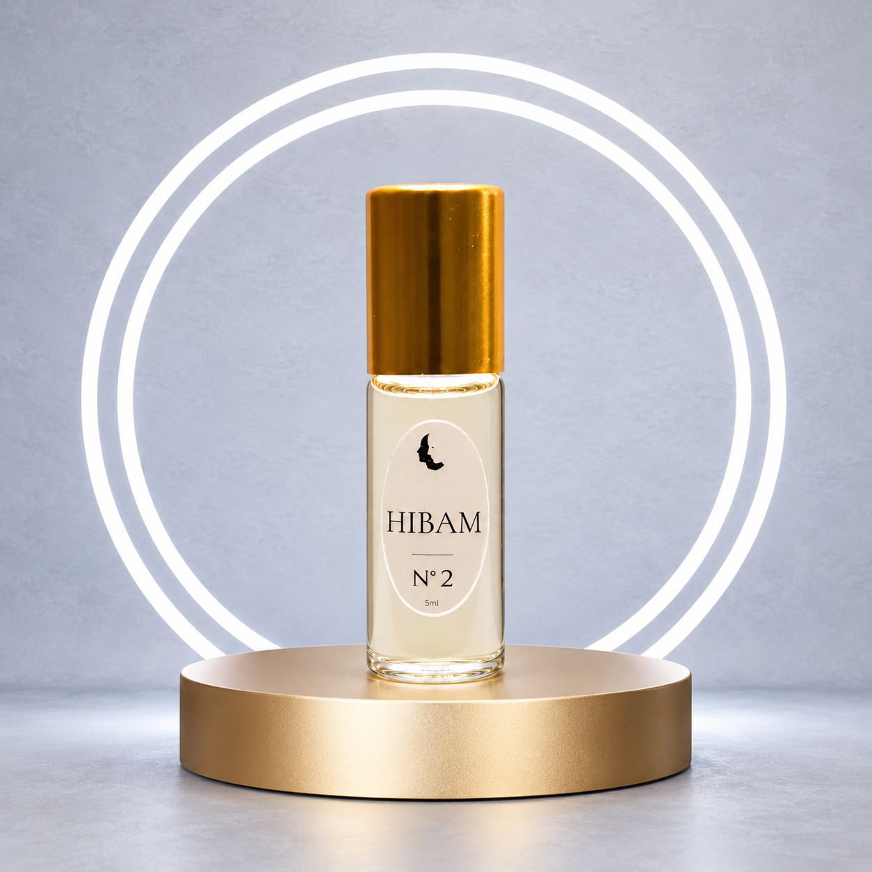 HIBAM N°2 Eau de Parfum im 5-ml-Roll-on mit goldener Verschlusskappe auf einem Goldpodest vor weißen Lichtkreisen.