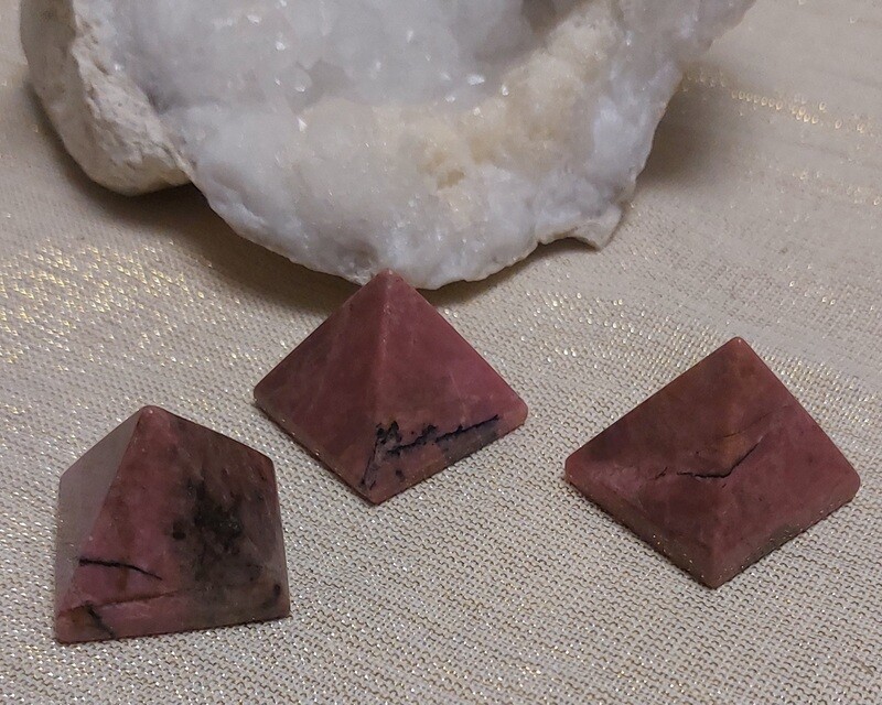 pyramide en pierre naturelle rhodonite