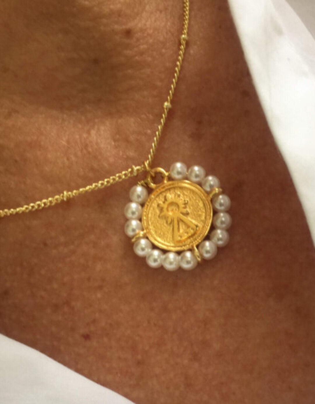 Medalla Virgen Covadonga rodeada de perlas