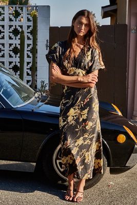 s/s deep V floral print w/ lace detailing