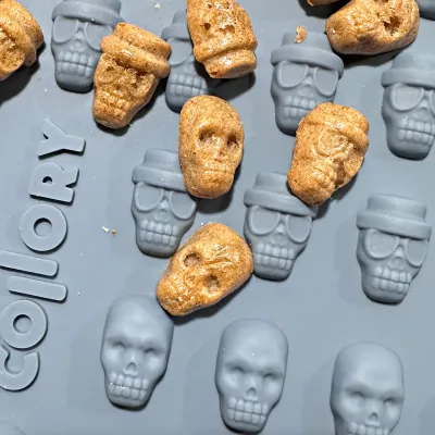 Collory Backmatte für Hundeleckerlis in Totenköpfeformen Collory Backmatte für Hundeleckerlis in Totenköpfeformen
