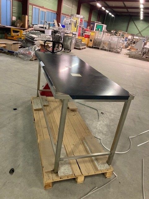 TABLE AVEC DOSSERET