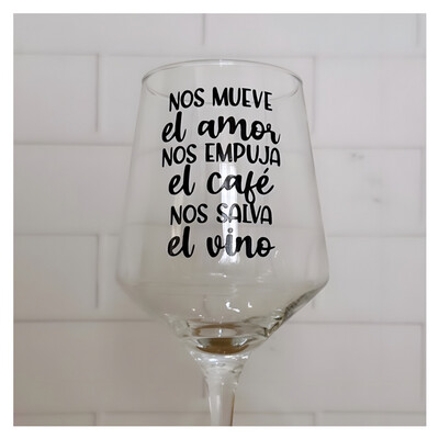 Nos mueve el amor, nos empuja el café y nos salva el vino