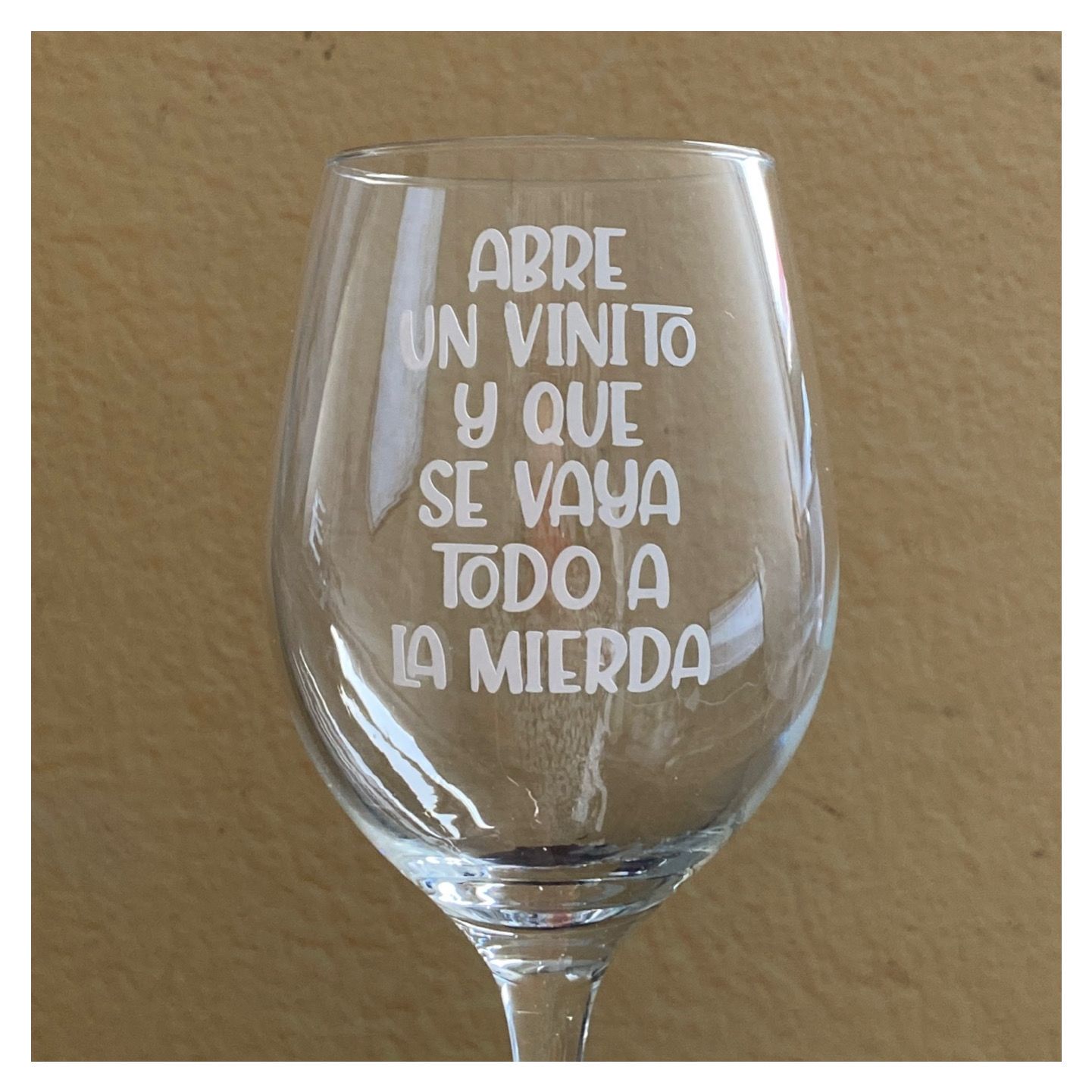 Abre un vinito y que se vaya todo a la mierda
