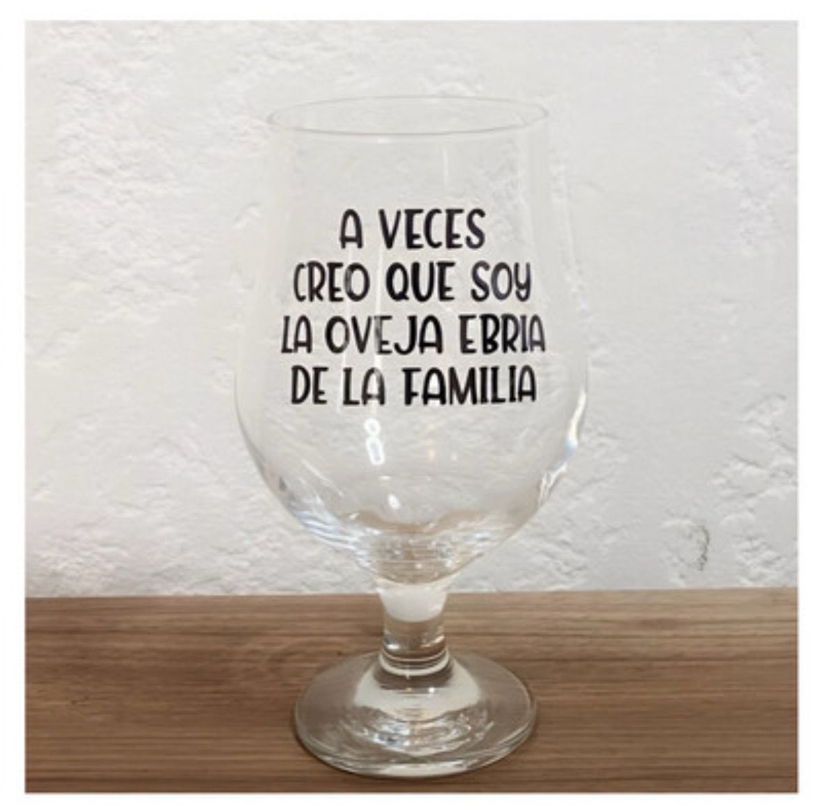 A veces creo que soy la oveja ebria de la familia, Color: Negro