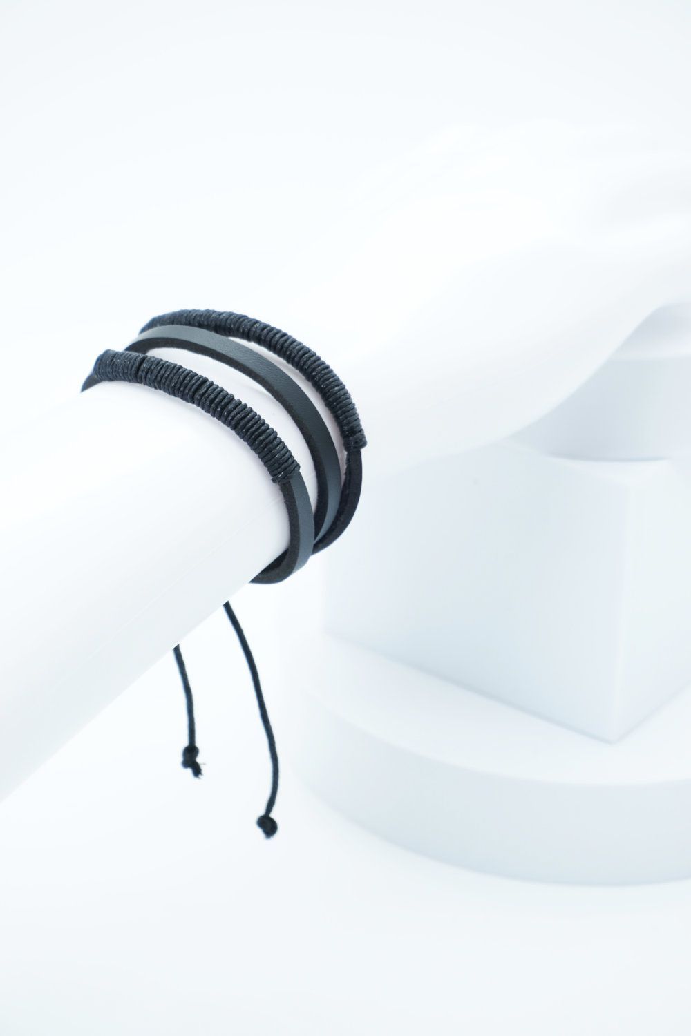 Armband "Coolness" Kunstlederarmband dreiteilig schwarz , Schiebeverschluss - Pride Schmuck