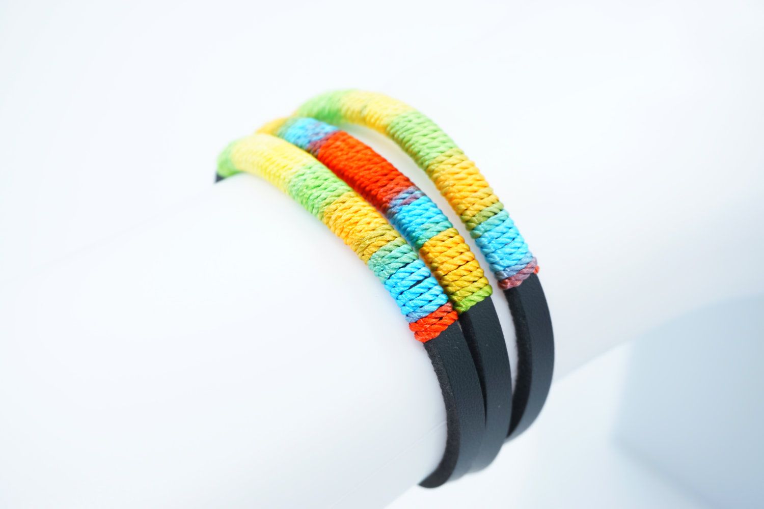 Triplet Armband - Schwarzes Kunstleder mit Bunten Applikationen, Pride Schmuck