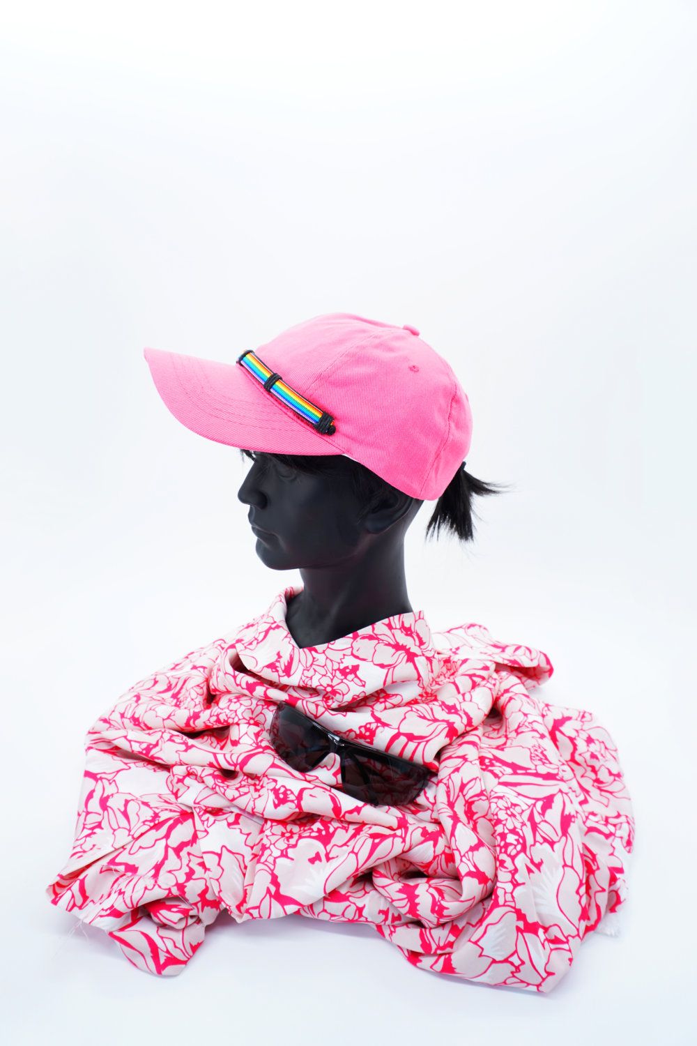 Pinkes Cap mit Rainbow Stripe Belt Applikation - Pride