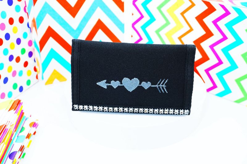 Geldbörse | Wallet schwarz,  Motiv "Triple Heart Arrow", Klettverschluss - Handbemalt - Pride Accessoire