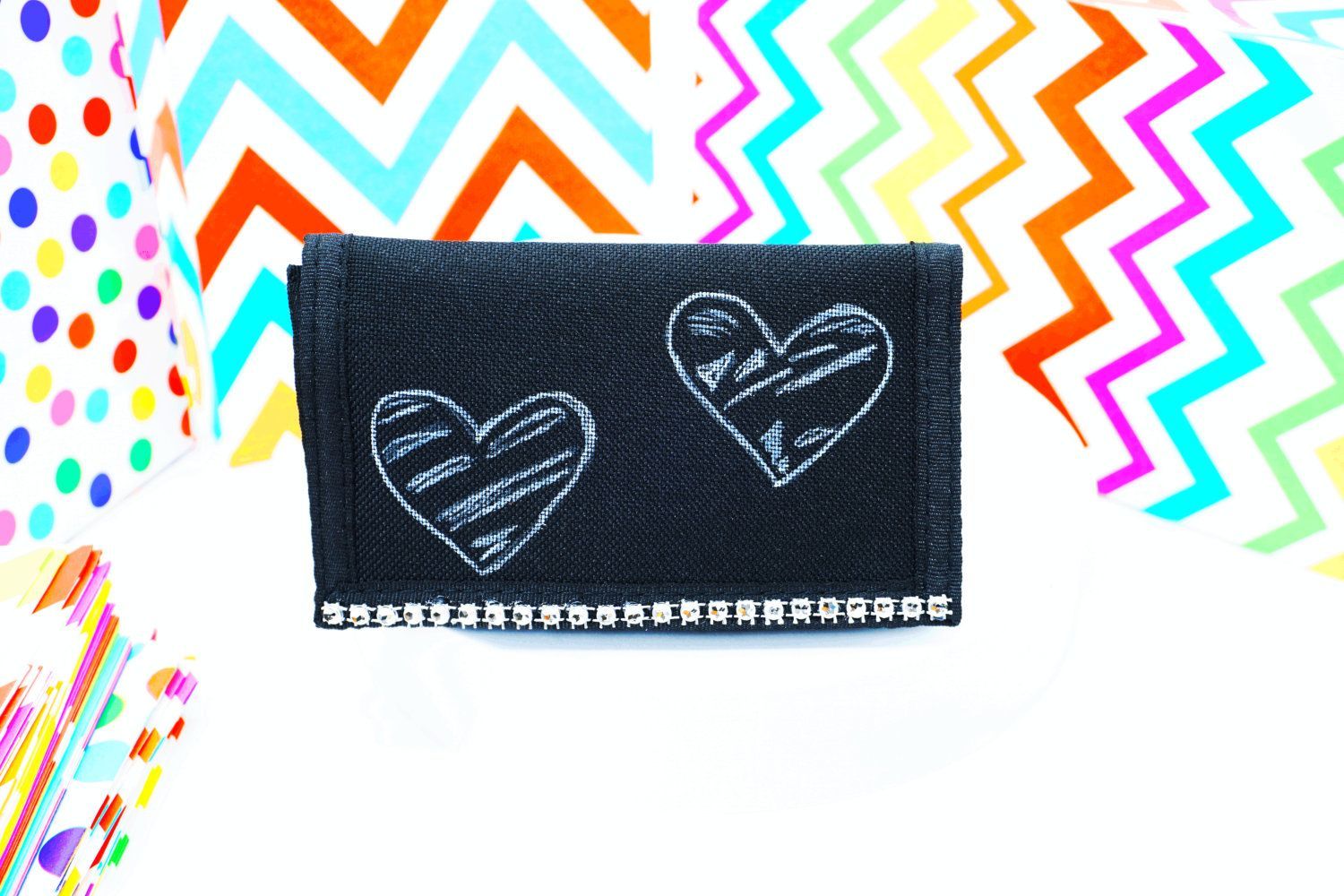 Schwarze Geldbörse "Two Hearts", Handbemalt mit Klettverschluss