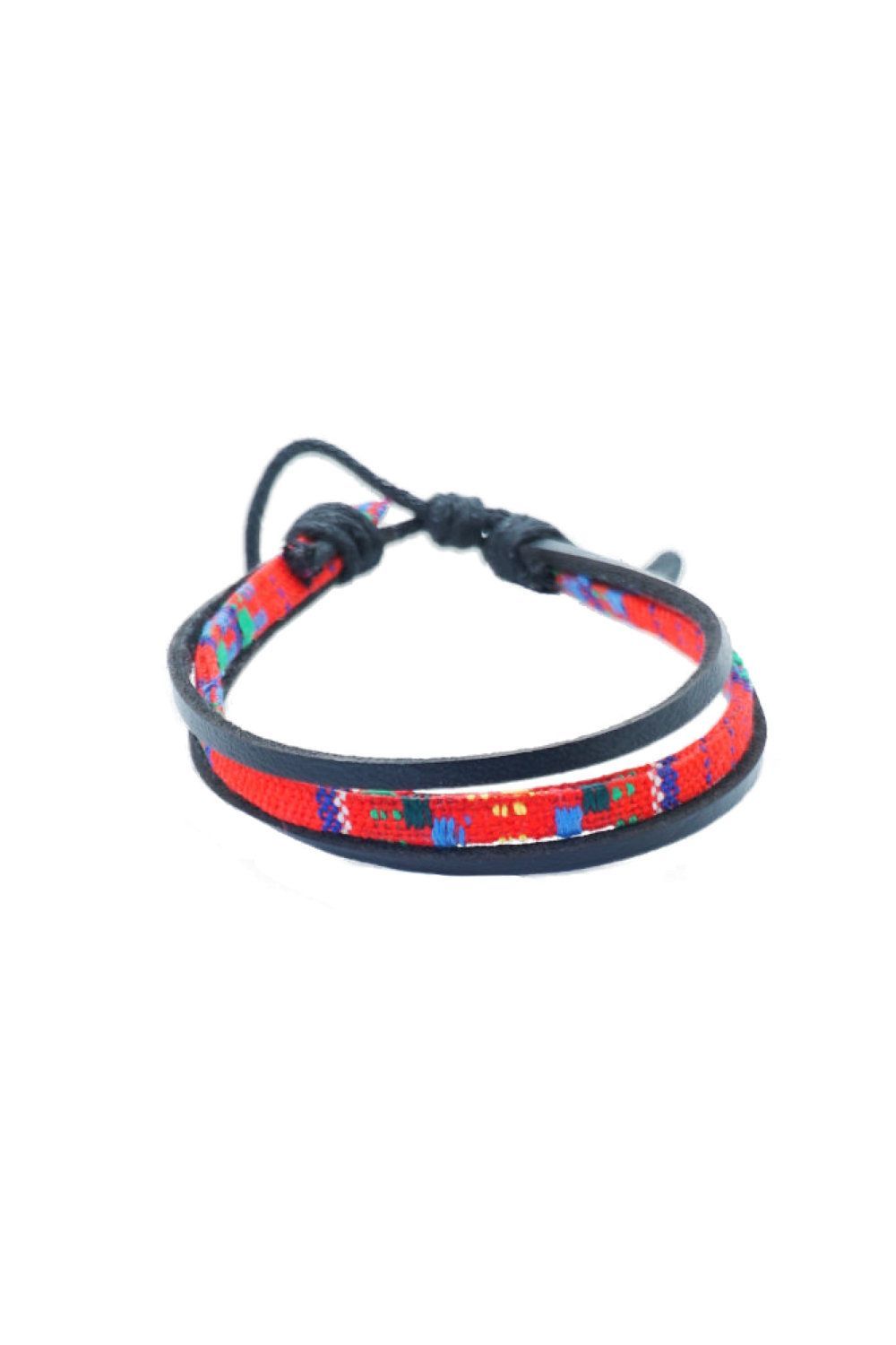 Armband "InTheMiddle", dreiteiliges Kunstlederarmband schwarz mit roten gewebtem Mittelband, Schiebeverschluss - Pride Schmuck
