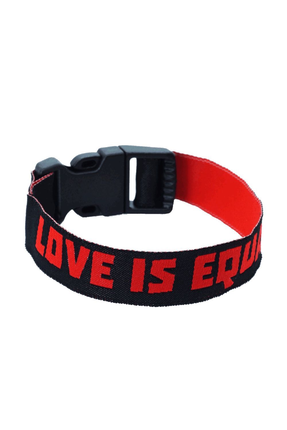 Pride Armband mit Schriftzug Love is Equal in den Farben rot auf schwarz gewebt. Robuster Klippverschluss. Handgenaeht in Deutschland. Ansicht in geschlossenen Zustand.