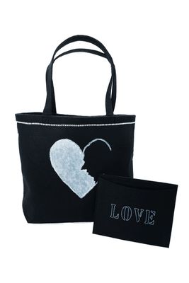 Entdecke unsere handbemalten Taschen! Schwarze Filztasche mit weißem Herz. Jetzt bei Genderella® Pride Shop Deutschland shoppen!