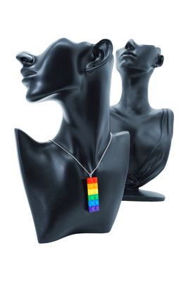 Stylische Kette aus LEGO® Steinen in den Farben der Regenbogenflagge. Handgefertigt. Jetzt bei Genderella® Pride Shop Deutschland shoppen!