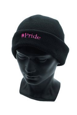Schwarze Fleece Mütze mit Krempe, #Pride Stickerei - Unisex