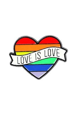 Pride Pin in Herz Form mit Regenbogenflagge, Love is Love Symbol. Kategoriebild. Jetzt shoppen im Genderella Pride Shop Deutschland. Zeig deine Pride!