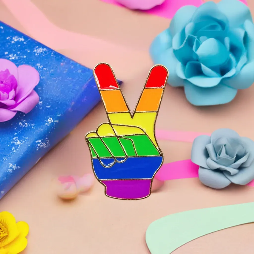 Pride Pin Regenbogen Peace Hand Anstecknadel, Pride Accessoire für Liebe, Frieden & Akzeptanz. Bild (1)