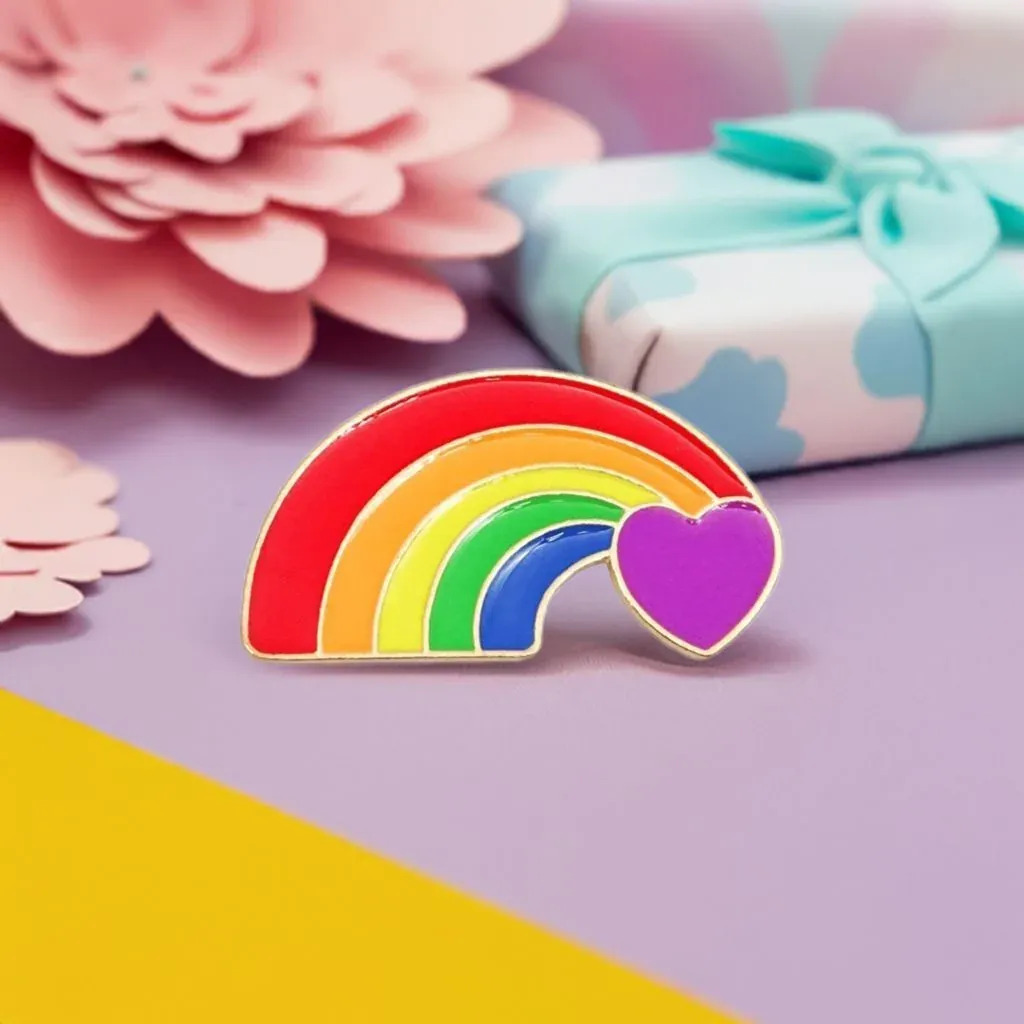 Emaille-Pin in Form eines Kometen mit Regenbogenherz, 35x20mm, von Genderella® Bild 1