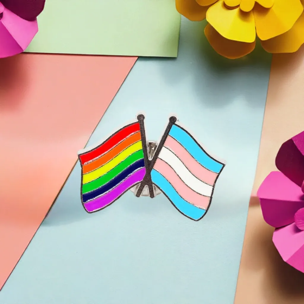 Anstecker mit der Regenbogenflagge der LGBTQ+ Community und der Transgenderflagge, die sich kreuzen. Pride Shop Deutschland (Bild 1)