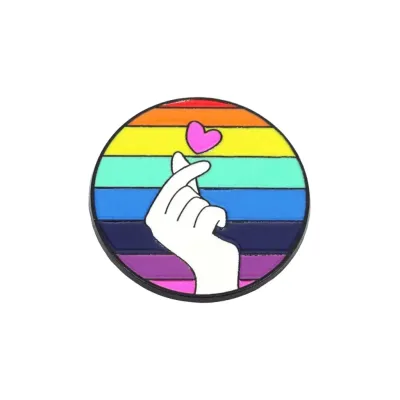 Regenbogen Fingerherz Anstecknadel: Brüniertes Metall Pride Pin mit Hand Herz Motiv in LGBTQ+ Regenbogenfarben. Bild 1