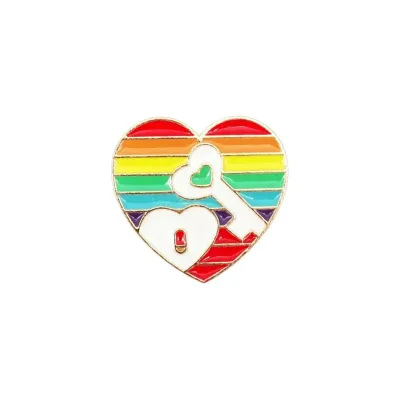 Herz mit Key Pirde Pin - 27x27mm Emaille, Messing, Schlüssel zum Herzen, LGBTQ Pride Accessoire. Pride Shop Deutschland. Bild 1