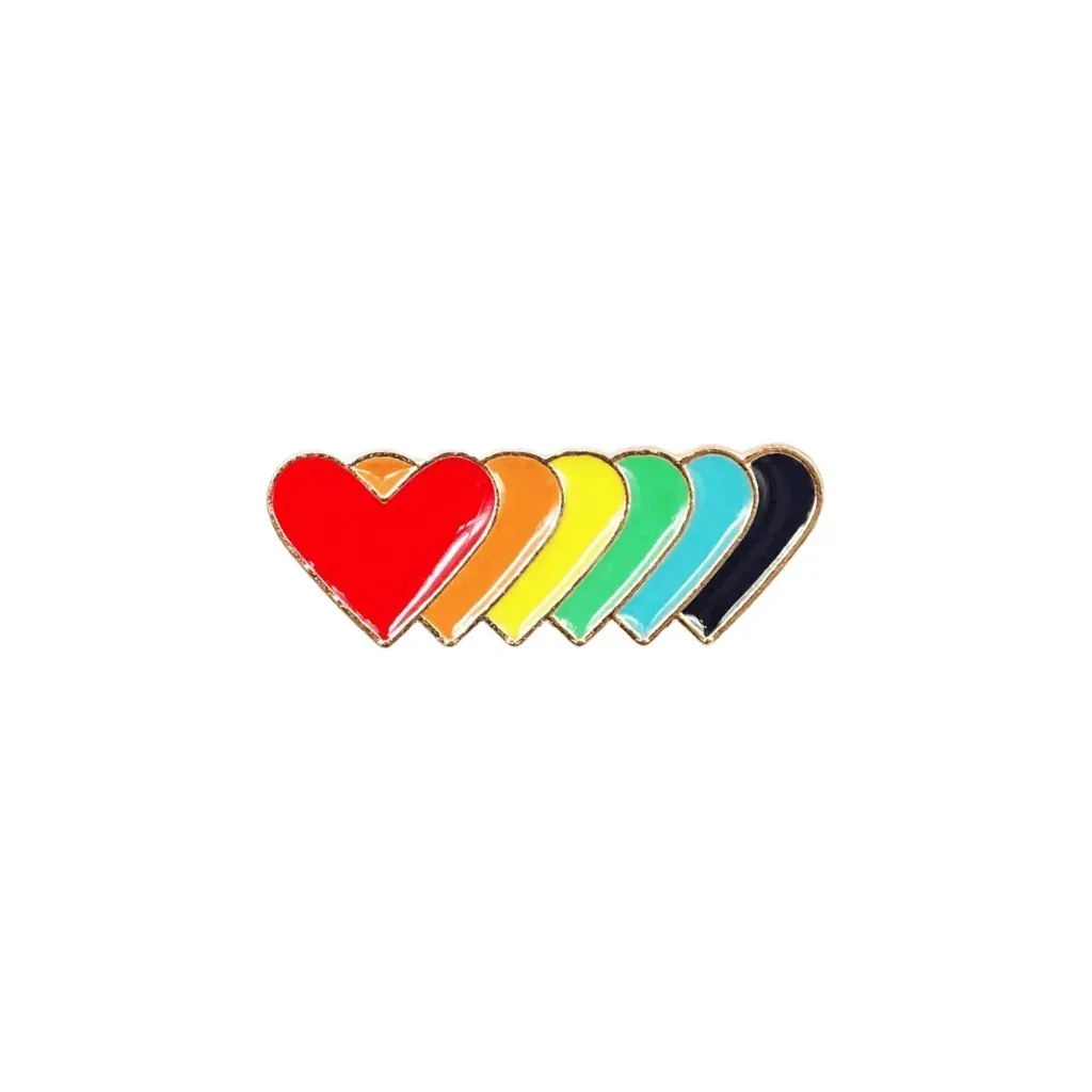 Regenbogen Herzen Anstecknadel: Messing Pride Pin mit 6 bunten Herzen in LGBTQ+ Regenbogenfarben, Pride Accessoire. Genderella Pride Shop. Bild 1