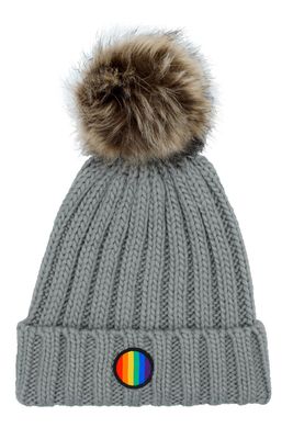Mütze Silber-grau gestrickt mit Bommel und Regenbogen-Patch Mütze Silber-grau gestrickt mit Bommel und Regenbogen-Patch