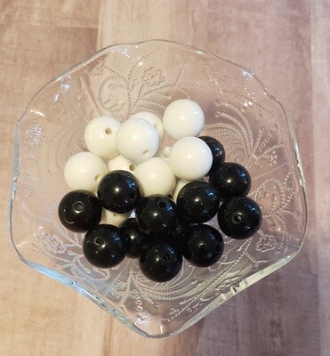 18mm Solid White or Solid White Acrylic Bubblegum Beads