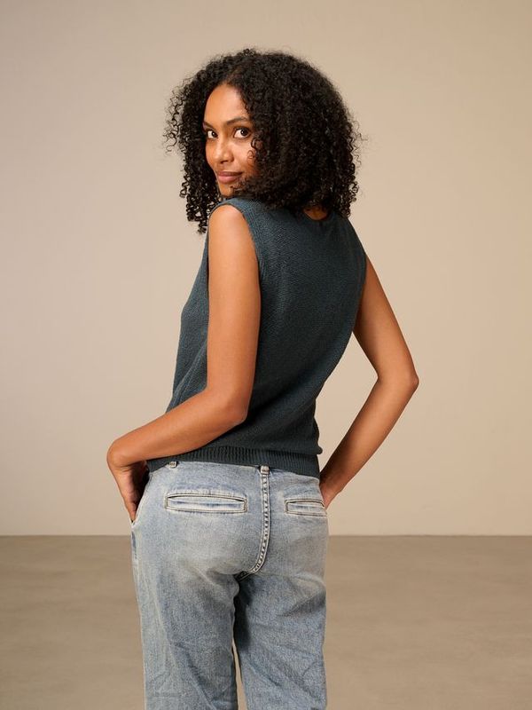NILE Buttoned Knit Vest H26532