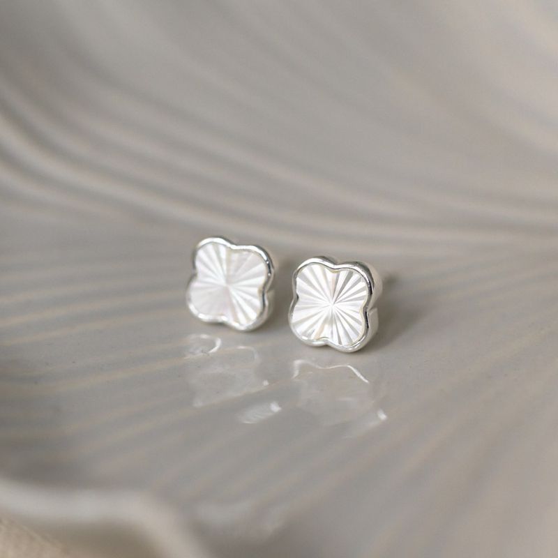 GLEE Anika Stud Earrings – Mother of Pearl