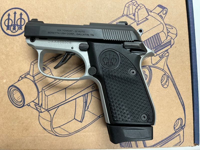 Beretta 30X Tomcat, Silver/Black - Two Magazines + Holster