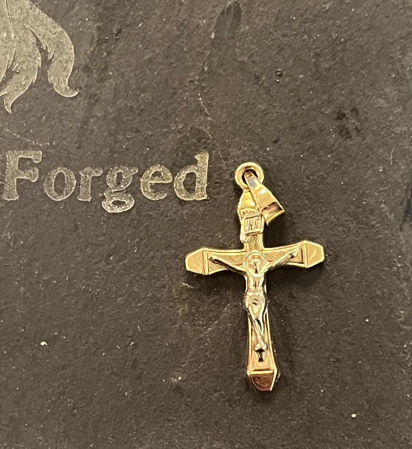 14k Gold Cross Pendant, 0.6 grams.