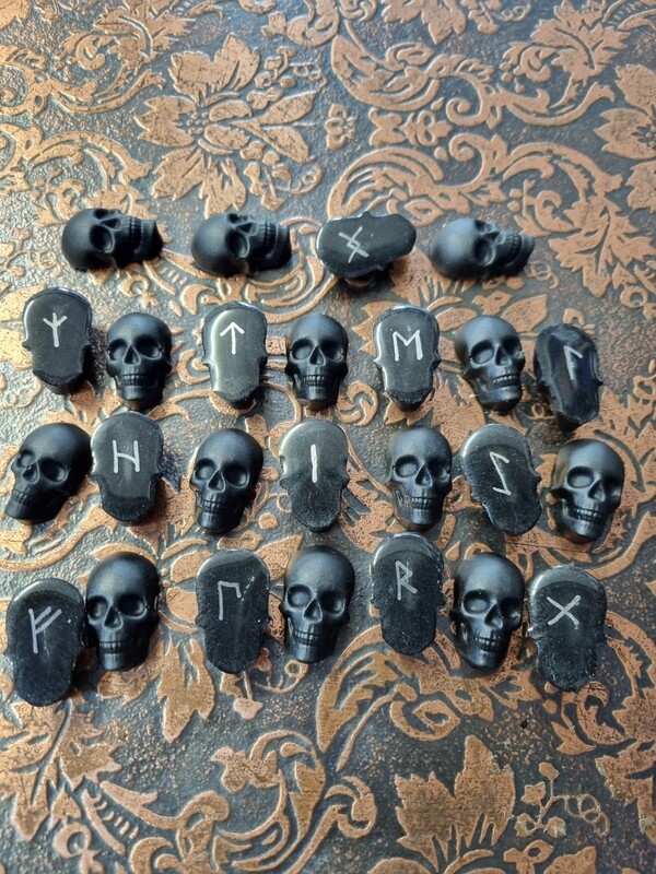 Elder Futhark Rune set - Skulls