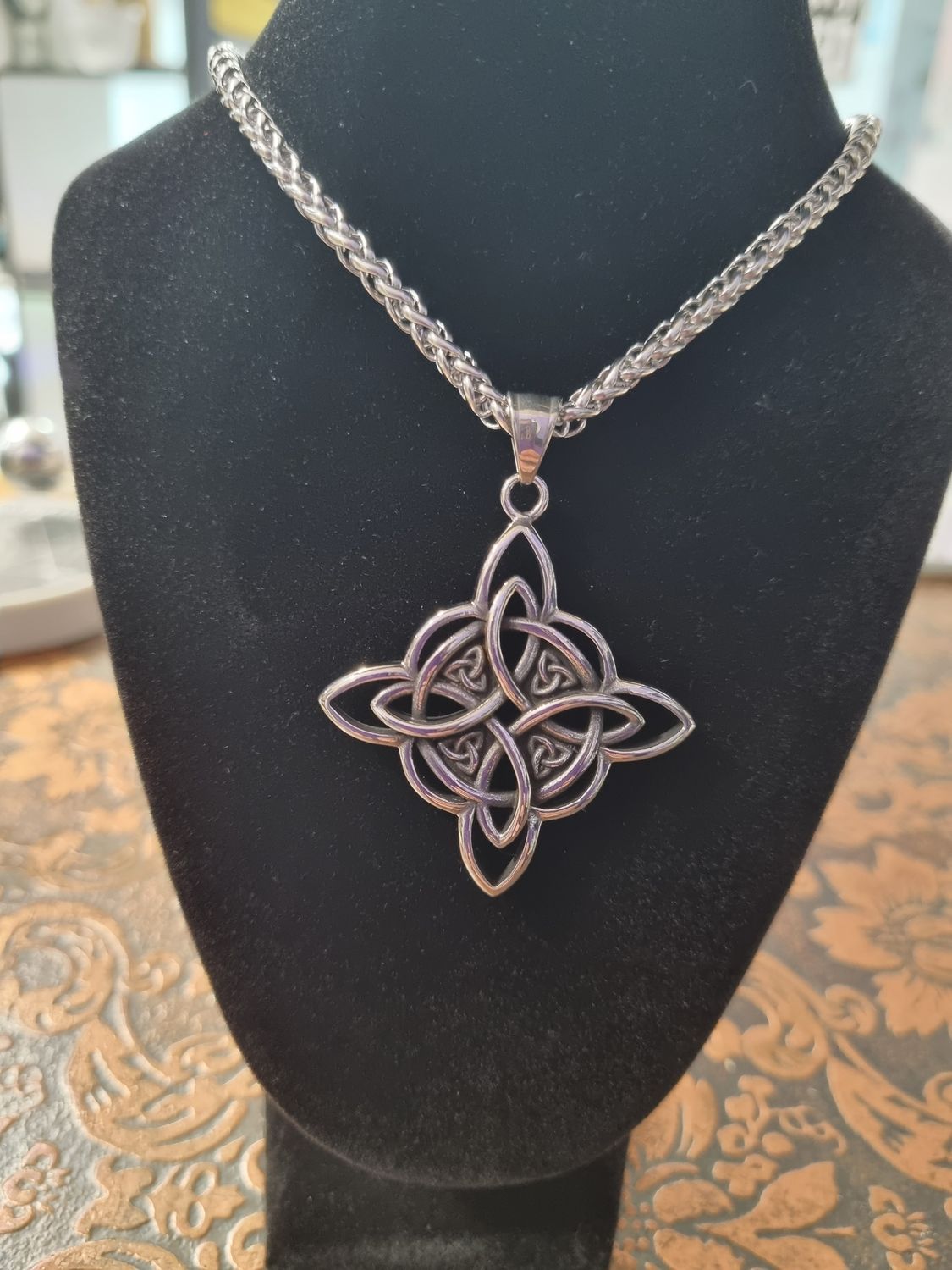 Witch&#39;s Knot Pendant