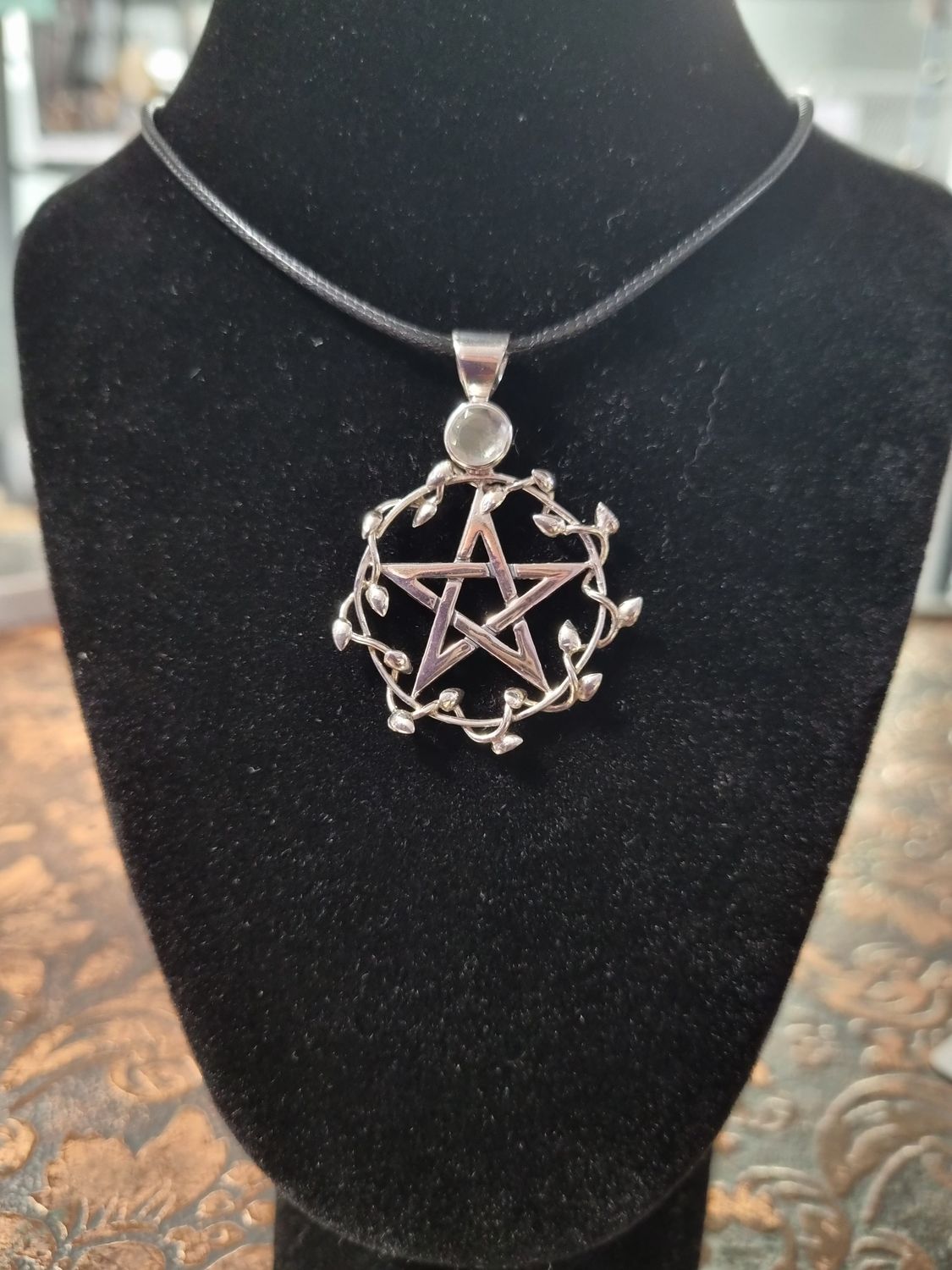 Vine leaf Pentacle - Rainbow Moonstone