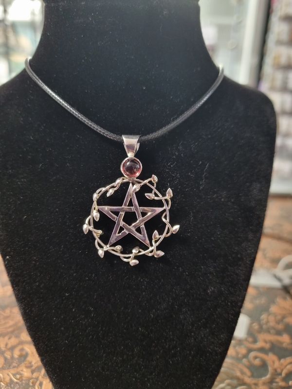 Vine leaf Pentacle - Garnet