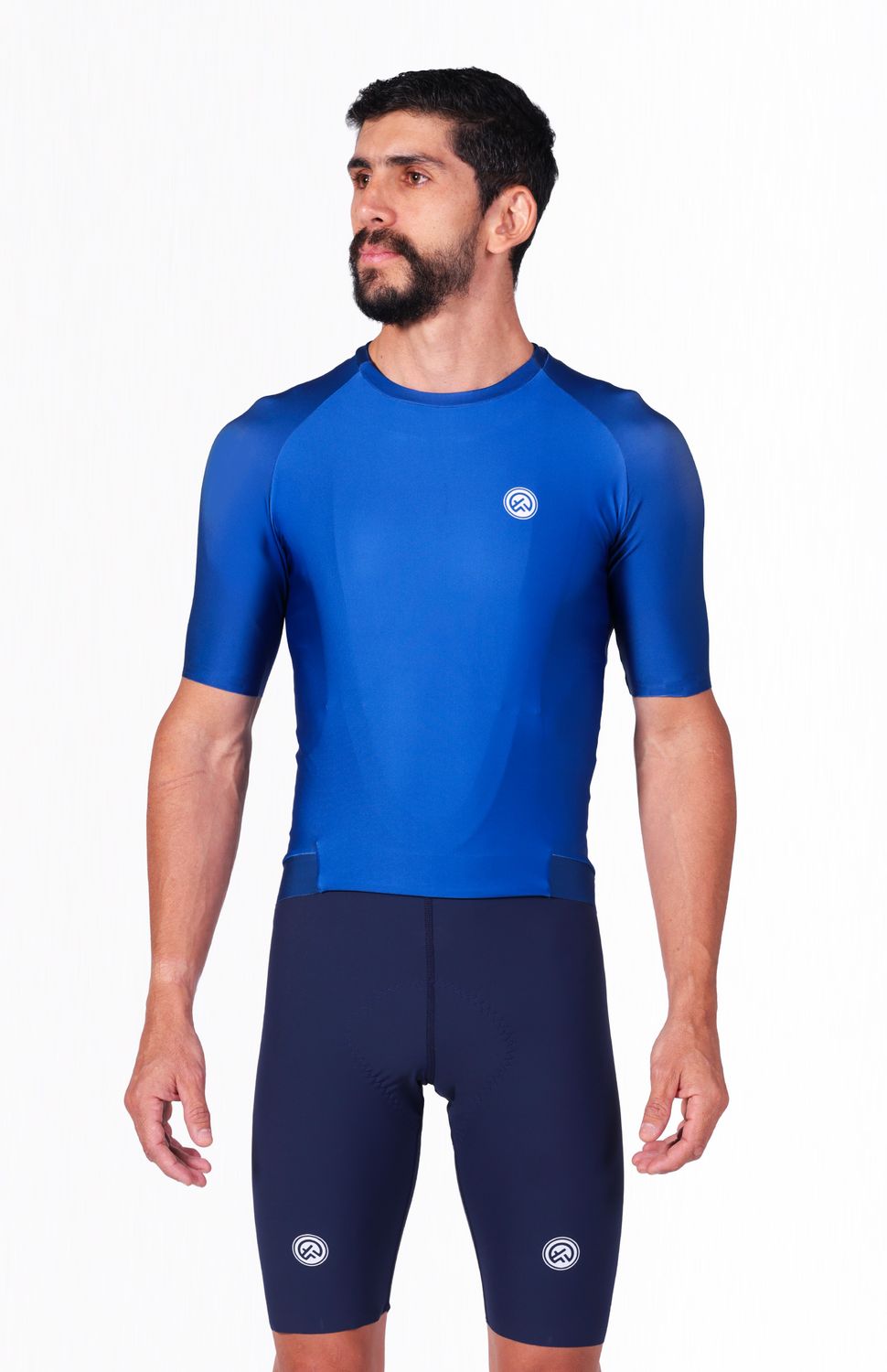 Aerodinámico y liviano, el aliado perfecto para ir mas rápido en la bici, se ajusta como una segunda piel su tejido ultraliviano con elongación bidireccional, protección UV 50+, antimicrobial y rápido secado, su corte en manga desde el cuello hasta la sisa, hace que se ajuste perfecto al cuerpo, las mangas con acabado limpio y antideslizante interno las mantendrán siempre ajustadas a tu brazo, banda compresiva en el frente y siliconada en el posterior para un ajuste limpio y cómodo, corte en costados para un fit perfecto, cuello doble para evitar rozaduras de costuras, cierre semiautomático, peso 140 gr, FIT AJUSTADO. 
 Delantero,mangas,espalda 
 https://static.wixstatic.com/media/02498f_b194733c0ba04015963174f3a8d6d999~mv2.jpg