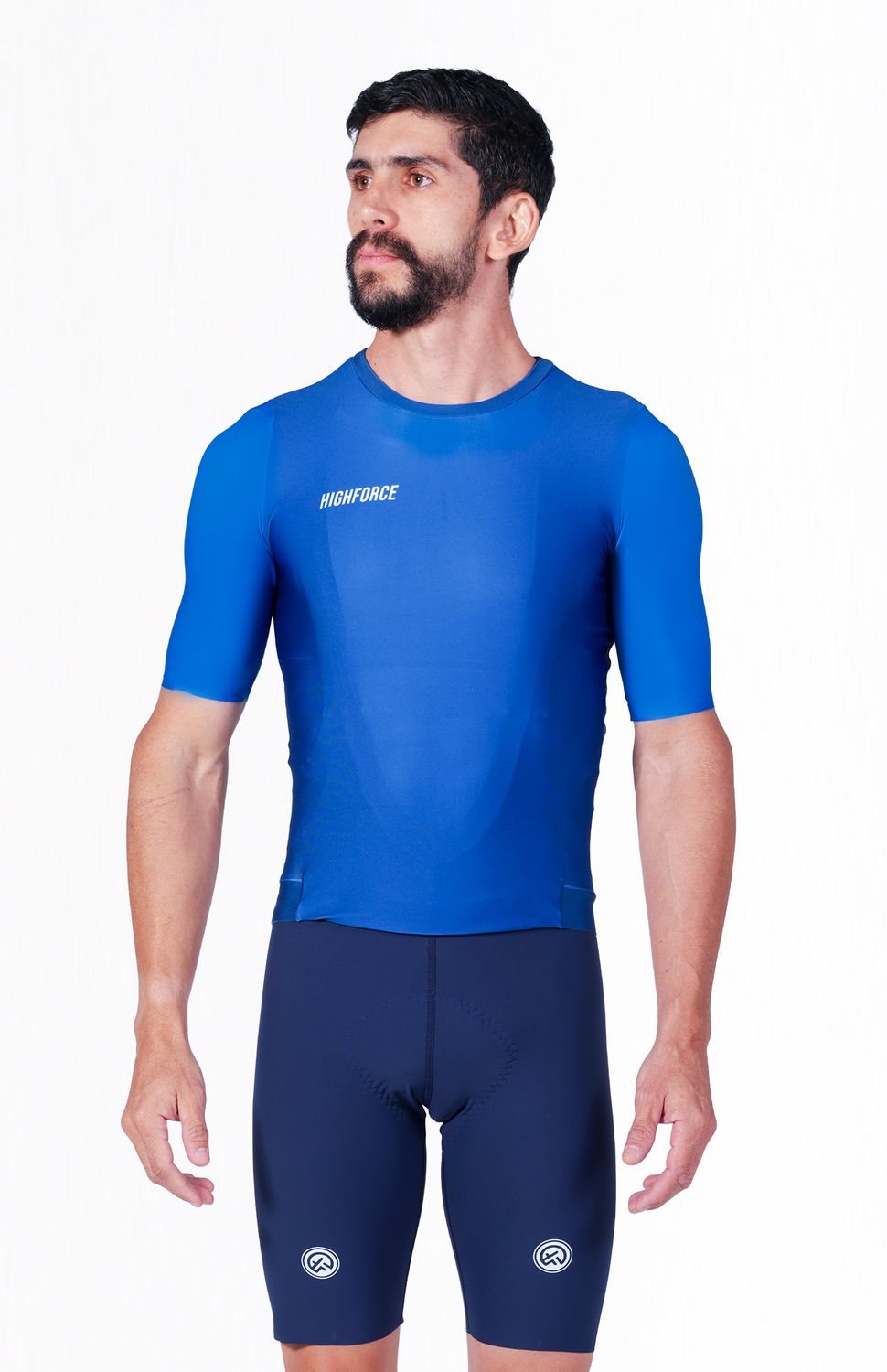 Aerodinámico y liviano, el aliado perfecto para ir mas rápido en la bici, se ajusta como una segunda piel su tejido ultraliviano con elongación bidireccional, protección UV 50+, antimicrobial y rápido secado, manga montada con acabado limpio y antideslizante interno las mantendrán siempre ajustadas a tu brazo y antideslizante interno las mantendrán siempre ajustadas a tu brazo, banda compresiva en el frente y siliconada en el posterior para un ajuste limpio y cómodo, corte en costados para un fit perfecto, cuello doble para evitar rozaduras de costuras, cierre semiautomático, peso 140 gr, FIT AJUSTADO. 
 Delantero,mangas,espalda 
 https://static.wixstatic.com/media/02498f_b194733c0ba04015963174f3a8d6d999~mv2.jpg