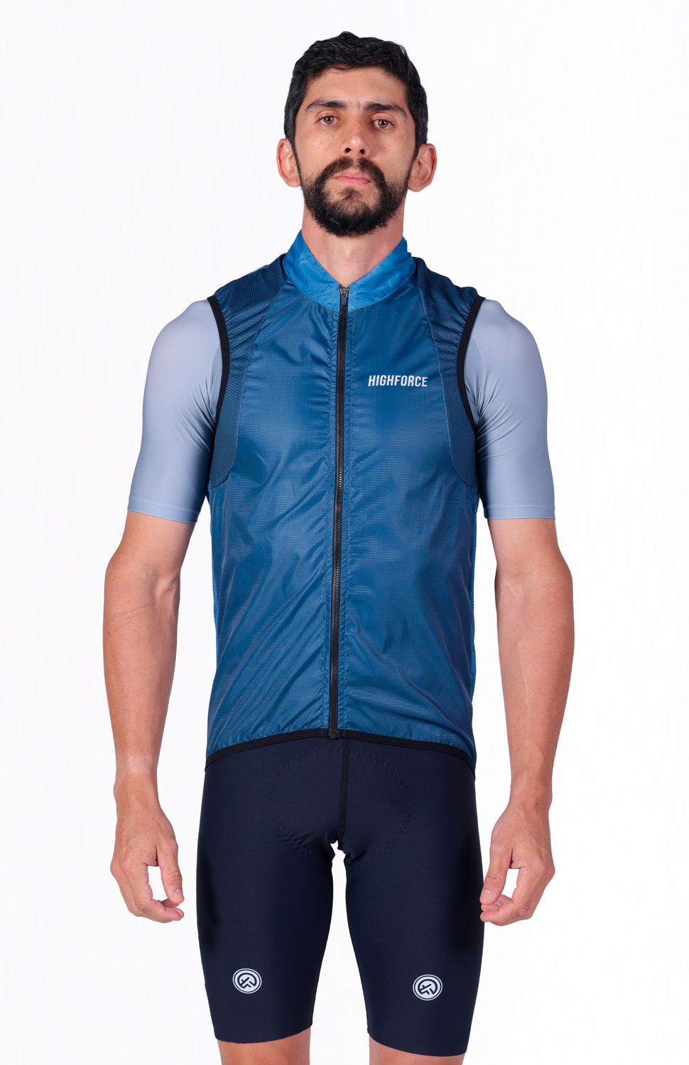 Nuestro chaleco esta elaborado en material liviano semi impermeable, el aliado perfecto para acompañarte cuando quieres protegerte de manera liviana y practica de los cambios de clima, combinación de tejido en laterales para un ajuste y mejor regulación de temperatura corporal detalles reflectivos en el posteriorque permiten visibilidad en condiciones de poca luz, tejido antifluido que repele el agua, cuello alto para protección y acabado en puños y ruedos con elástico para comodidad y ajuste. FIT SEMI AJUSTADO. 
 Delantero,espalda 
 https://static.wixstatic.com/media/9e7c89_302bf266c5d84d829ab05ef3881a950a~mv2.jpg