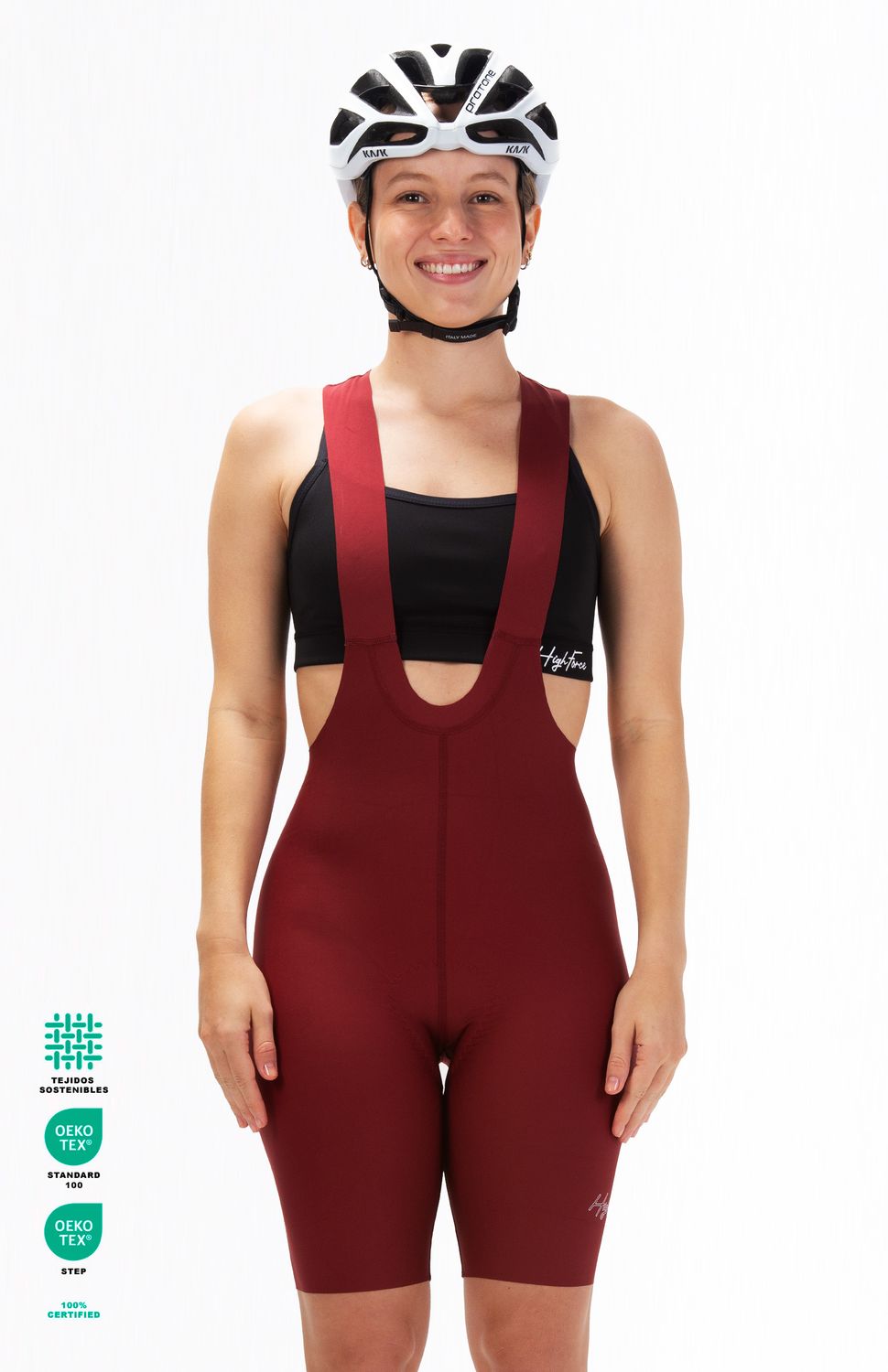 PANTALONETA DE CICLISMO PRO SIN COSTURAS MUJER HIGHFORCE 
Lleva tu rendimiento al nivel profesional cuidando el planeta. La licra pro de ciclismo redefine el confort en largas distancias gracias a su innovadora construcción sin costuras a los lados y una badana italiana de 9 horas de autonomía. Confeccionada con tejidos ecológicos de alta tecnología, esta prenda ultraliviana ofrece el equilibrio perfecto entre aerodinámica, soporte y responsabilidad ambiental.
• Diseño Seamless (Sin Costuras Laterales):Construcción avanzada sin costuras a los lados que elimina por completo el roce, reduce la fricción aerodinámica y mejora la comodidad en ruta.
• Badana Italiana de Larga Distancia (9 Horas):Equipada con una badana italiana de élite diseñada específicamente para soportar recorridos y fondos de hasta 9 horas con máxima absorción de impactos.
• Sostenibilidad Ecológica:Confeccionada con un tejido a base de PET reciclado, reduciendo el impacto ambiental sin comprometer la elasticidad ni la durabilidad de la prenda.
• Protección y Bienestar Integral:Incorpora tecnología de rápido secado, propiedades antimicrobiales para evitar malos olores y protección UV contra la radiación solar en entrenamientos prolongados.
• Tirantas Hipoalergénicas Pro:Tirantes ultralivianos con antideslizante hipoalergénico que mantienen la prenda firme en su lugar sin causar irritaciones en la piel.
• Ajuste de Pierna Siliconado:Contorno inferior con bandas de silicona integradas que evitan el desplazamiento de la licra durante el pedaleo continuo. 
 256000 
 https://static.wixstatic.com/media/b899f8_29489a862907485e88c5ac22c213b46b~mv2.jpeg 
 765476903,702363533,574078988